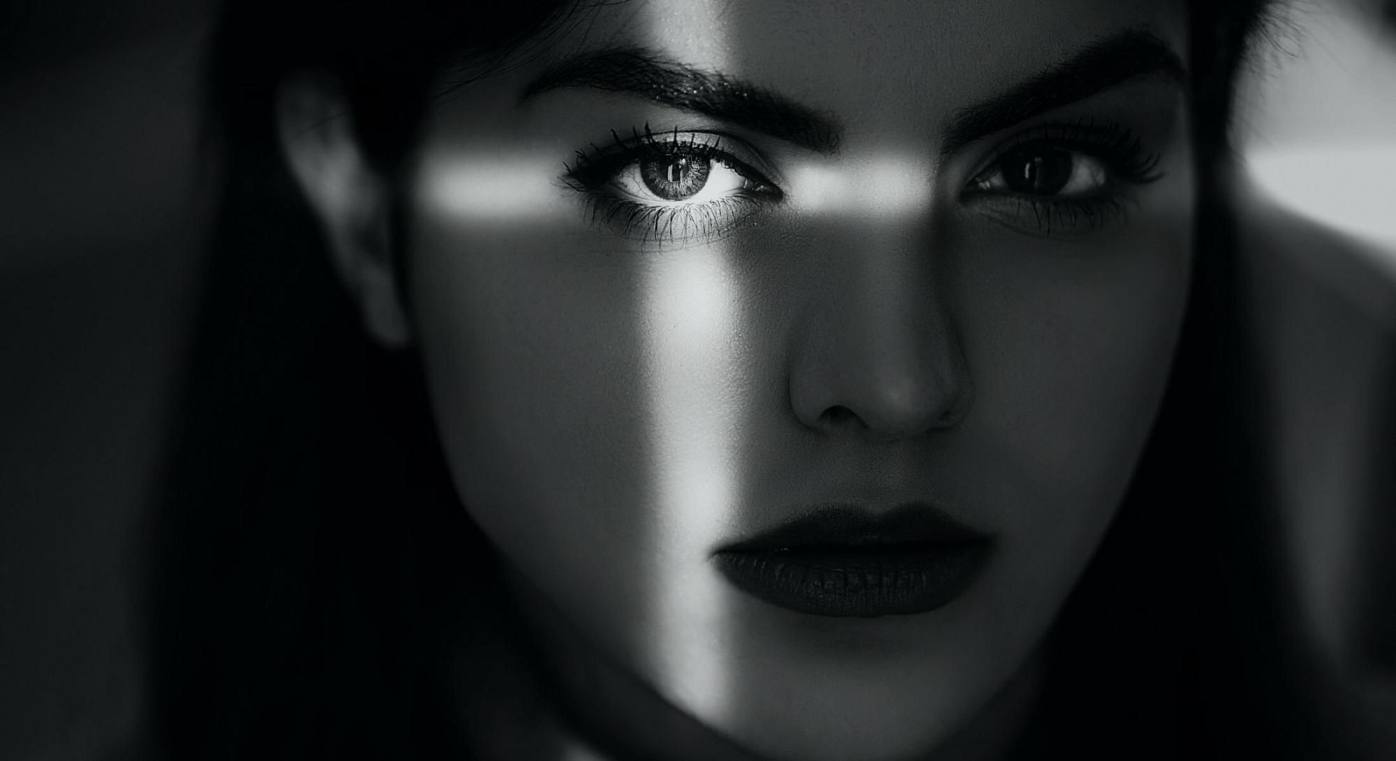 New York Cit Eye Treatment model with dark hair 